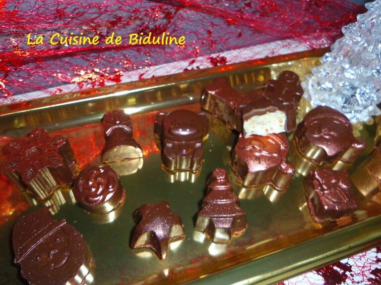 Mes chocolats de Noël faits maison (coques chocolat au lait fourrées  chocolat blanc et pralin) - La cuisine de Biduline
