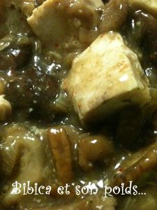 Poulet vapeur aux champignons des bois en sauce gros plan 1