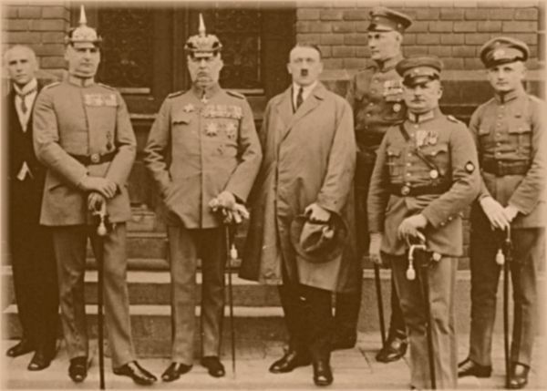 1920_Ludendorff_et_Hitler
