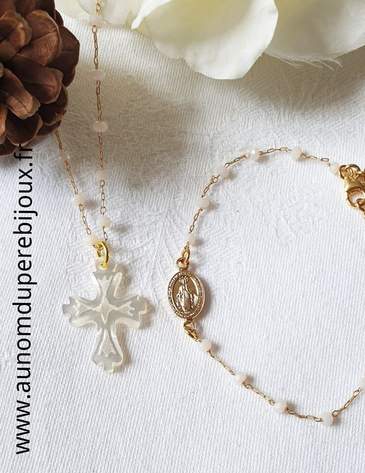 Ensemble collier Croix en nacre sur chaîne chapelet et bracelet Pleine de Grâces - 29 € le collier et 32 € le bracelet