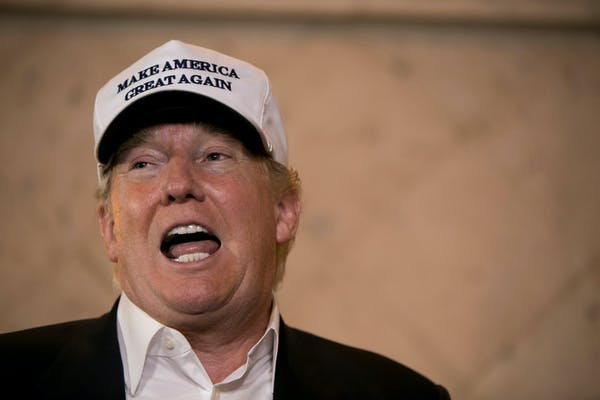 Ο Ντόναλντ Τραμπ με καπέλο MAGA.