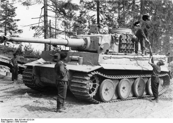 Bundesarchiv_Bild_101I-461-0213-34, _Russland, _Panzer_VI_ (Tiger_I) _wird_aufmunitioniert