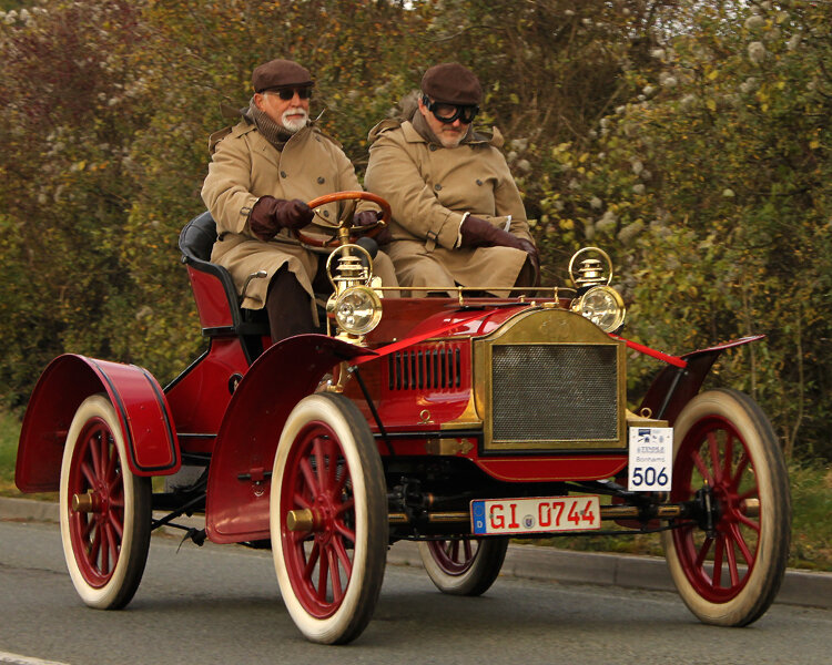 Oldsmobile_1904_10HP_Tonneau_on_London_to_Brighton_VCR_2010