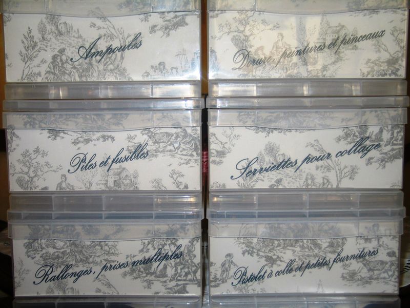Des boîtes de rangement recouvertes de papier « toile de Jouy