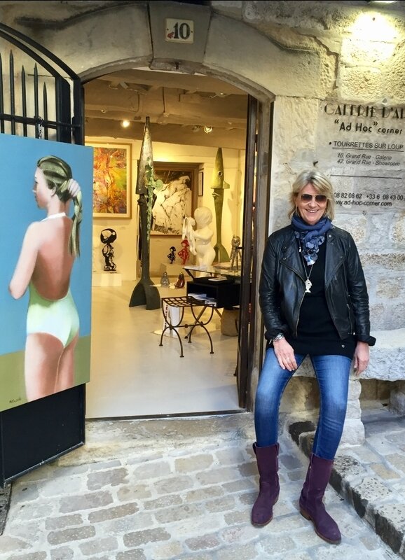 La galeriste Patricia Fridemann à côté de "La Tresse" huile sur toile de 120 x 60 cm