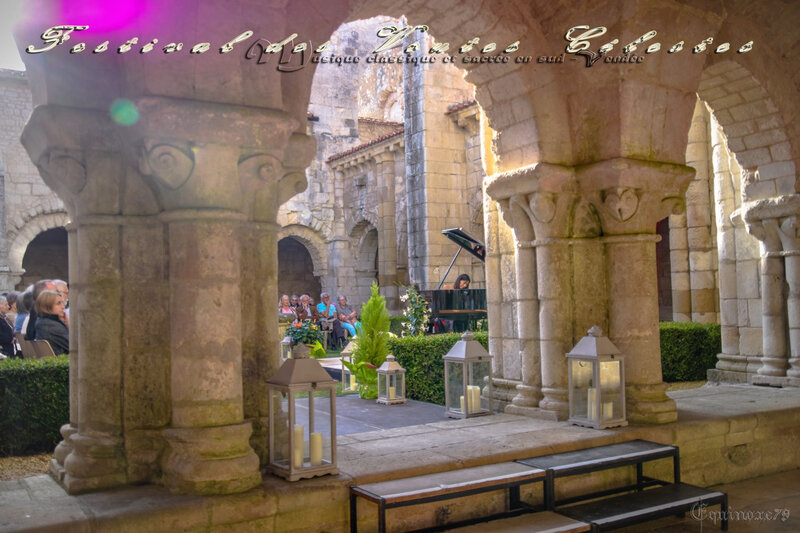 Festival des Voûtes Célestes, Soirée Pianos au cloître à l'abbaye de Nieul sur L'Autize (4)