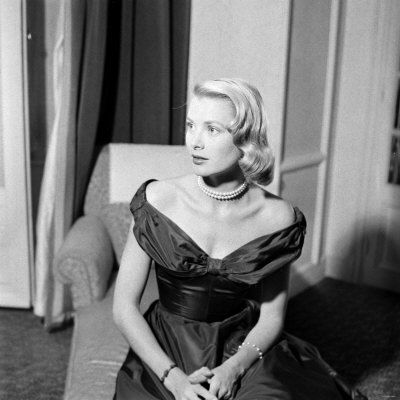 WA3708556_Grace_Kelly_During_Interview_with_Daily_Mirror_Reporter_Donald_Zec_at_the_1955_Cannes_Film_Festival_Affiches
