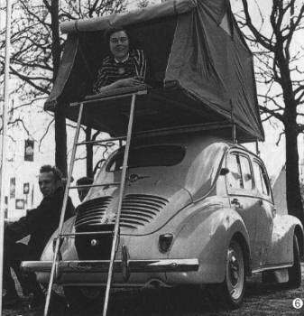 Les belles petites voitures des vacances populaires sur les nombreux campings de l'époque