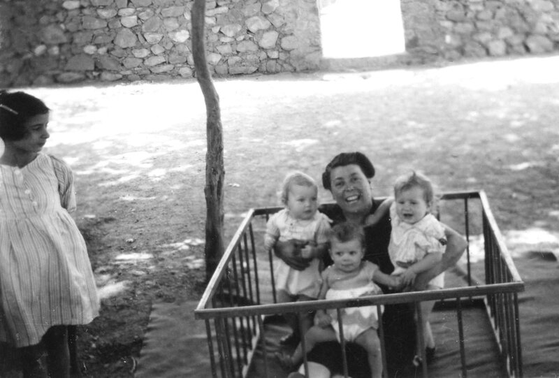 1- sous le regard de Jacqueline ma grand mère et ses petites filles Monique Nicole Françine 1948