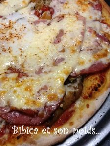 Pizza saucisse-légumes du soleil-oeuf-mozzarella