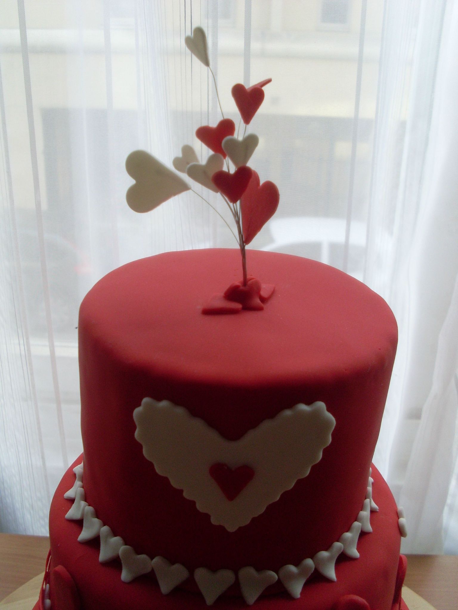 Wedding Cake Rouge Sur Le Theme De L Amour Pour Celebrer 10 Ans De Couple Julia S Wedding Cakes Www Juliasweddingcakes Com