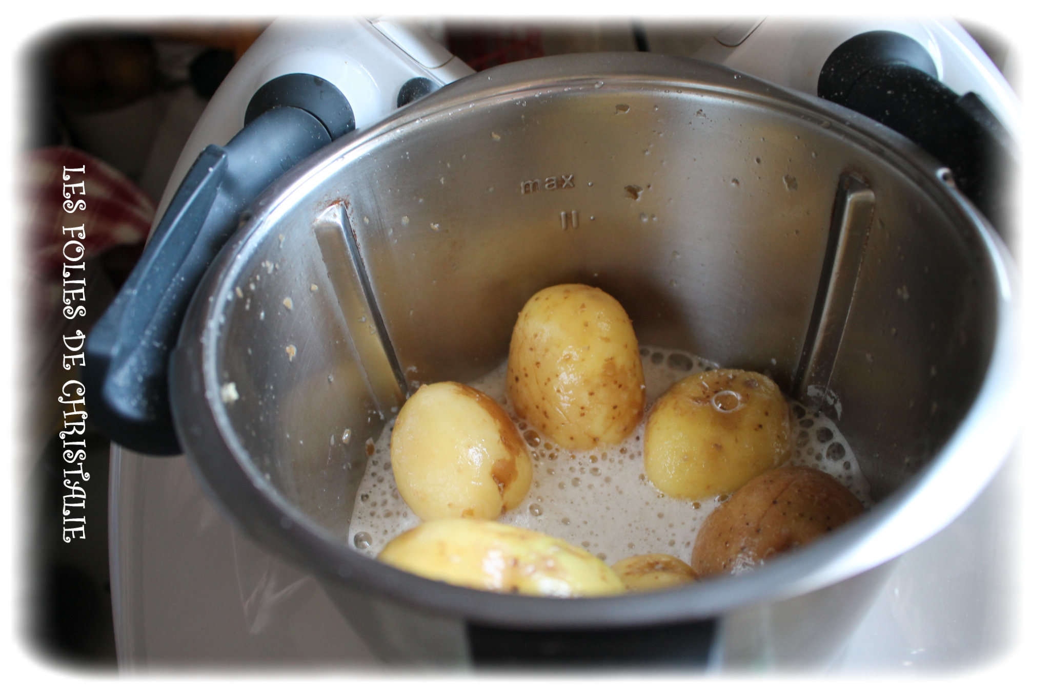 Couvre-lame éplucheur, Beaucoup d'entre nous en rêvaient Vorwerk l'a fait  🤩 Fini la corvée d'éplucher les pommes de terre, éplucher 800 grammes de  pommes de terre en seulement