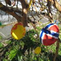 Tradition pour Pâques : oeufs bouillis décorés aux couleurs locales !