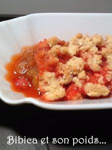 Crumble_fraises_rhubarbe__flocons_d_avoine_et_vanille_gros_plan_1