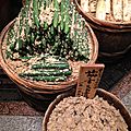 Le marché de kyoto la caverne d'alibaba pour les pickles et le poisson.