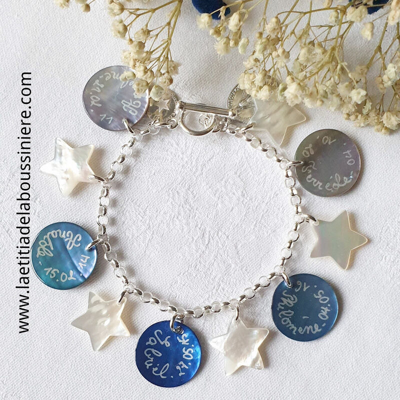 Bracelet personnalisé sur chaîne argent massif maille classique composé de 5 médailles en nacre gravées et 4 étoiles en nacre