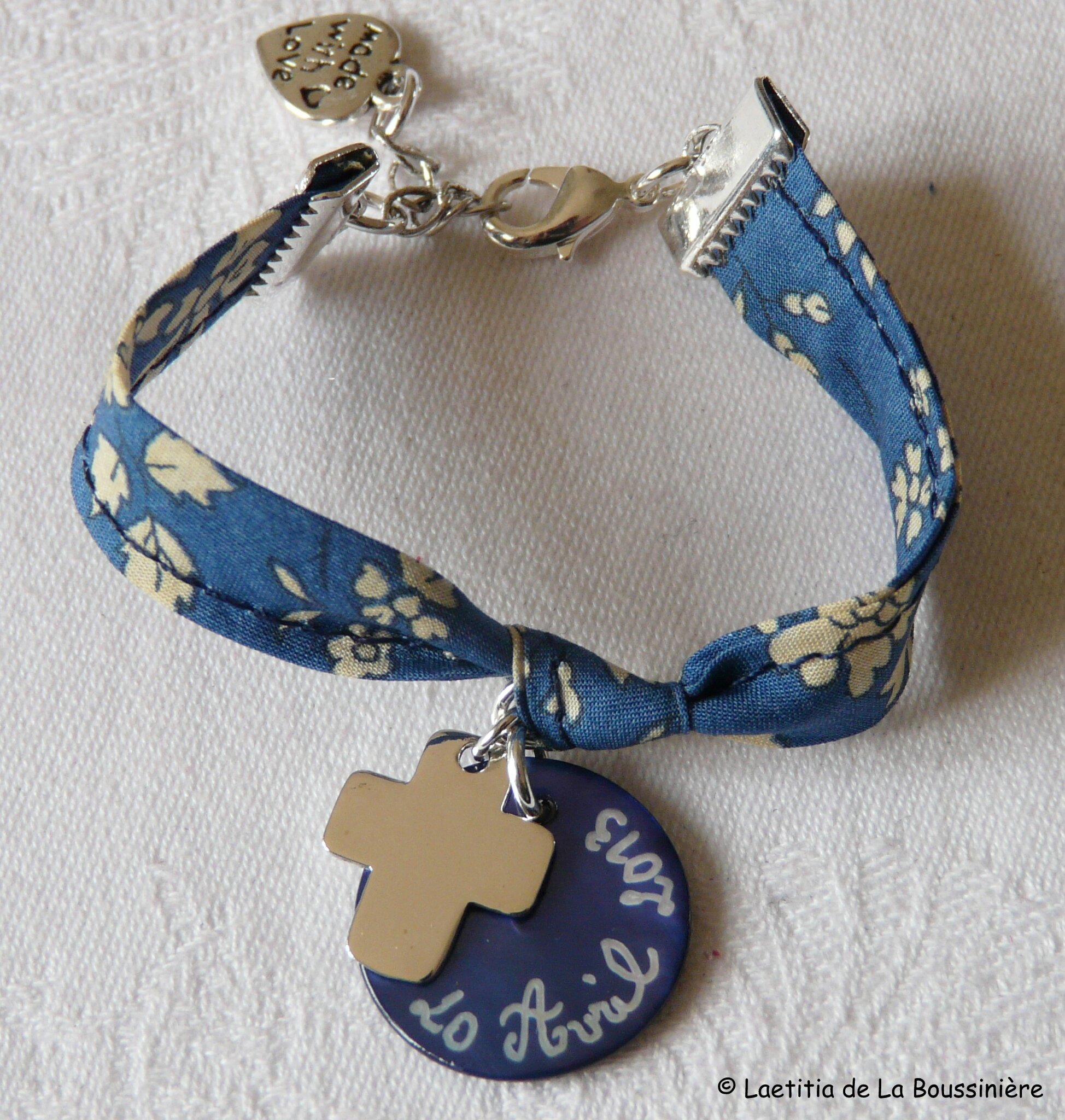 Bracelet sur ruban, médaille gravée et Croix en argent massif