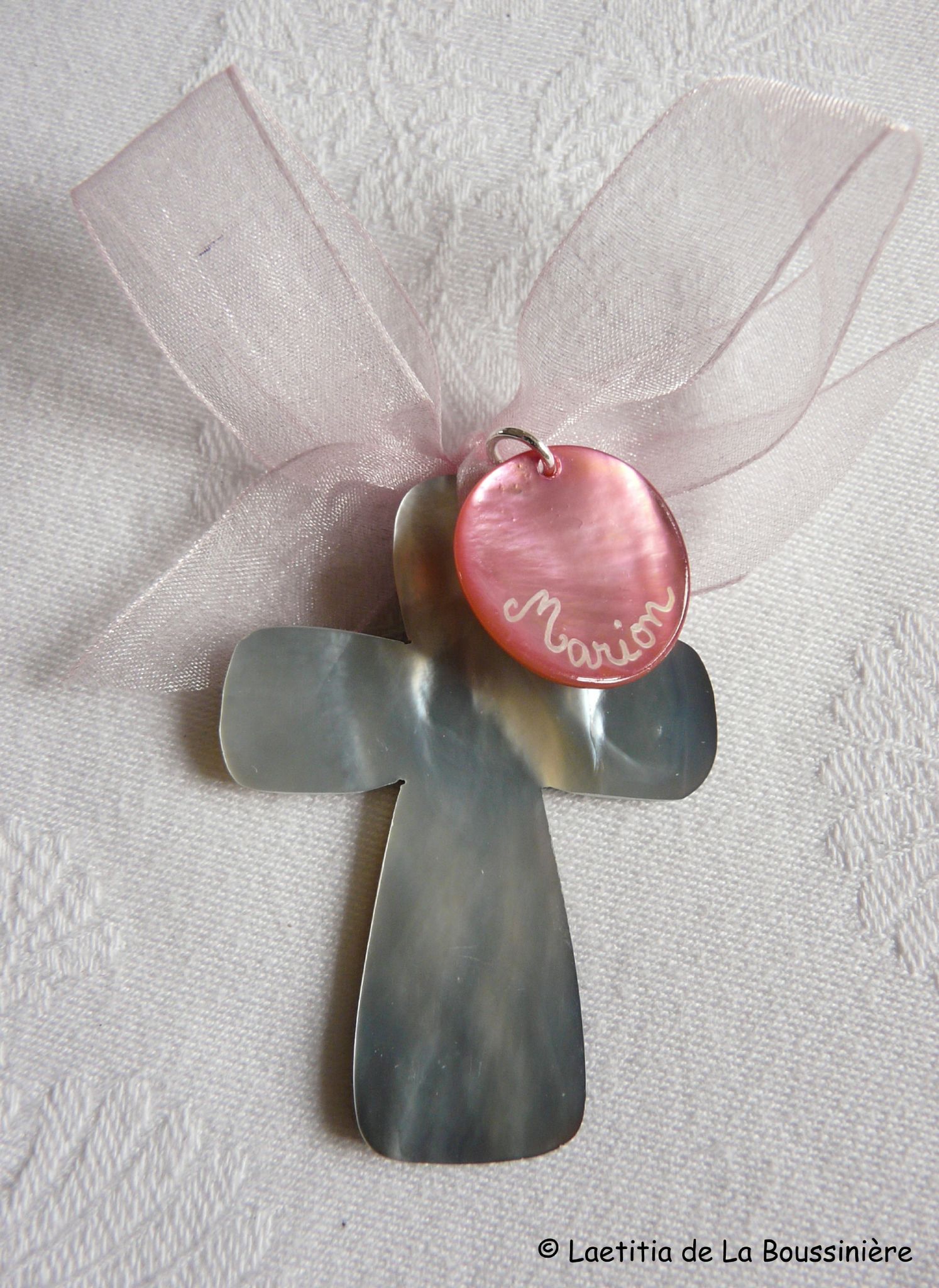 Croix en nacre sur ruban organza rose