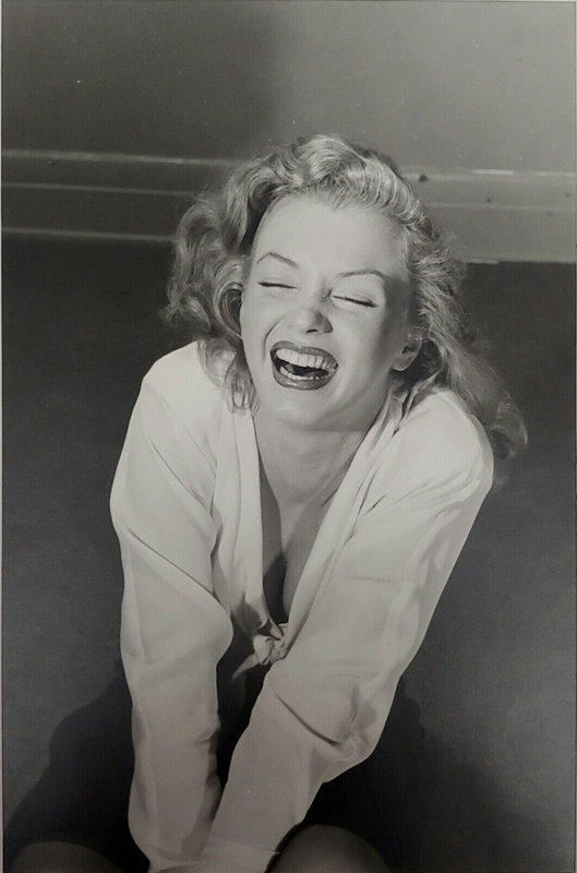 1949-05-09-LIFE_sitting-by_halsman-02-emotion-02-joke-011-1