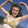 1945 beach sitting - yellow bikini - norma jeane par andré de dienes