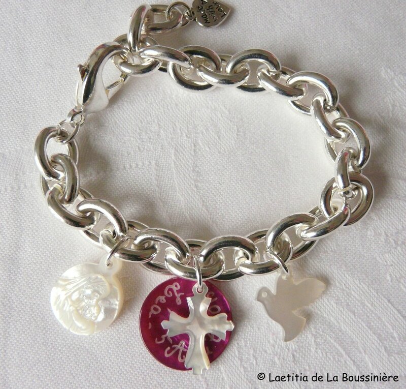 Bracelet sur chaîne plaqué argent médaille de Vierge à l'Enfant en nacre, médaille gravée en nacre, Croix en nacre et colombe en nacre