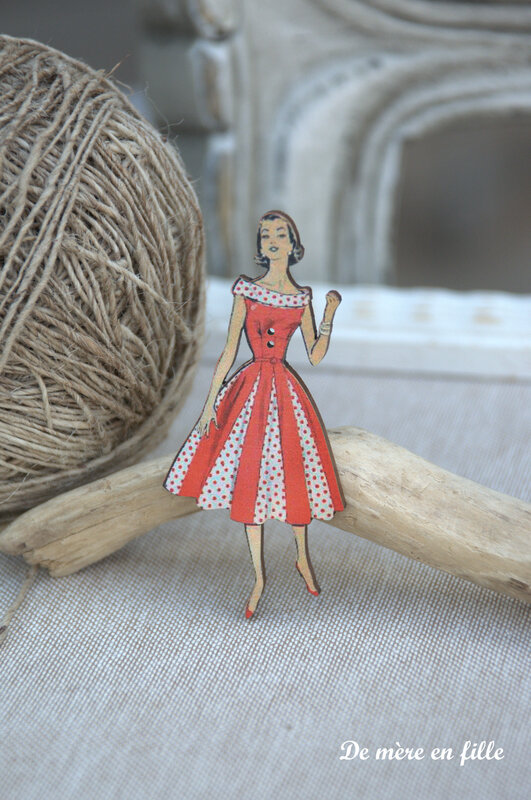 dame brune robe rouge et blanche à pois