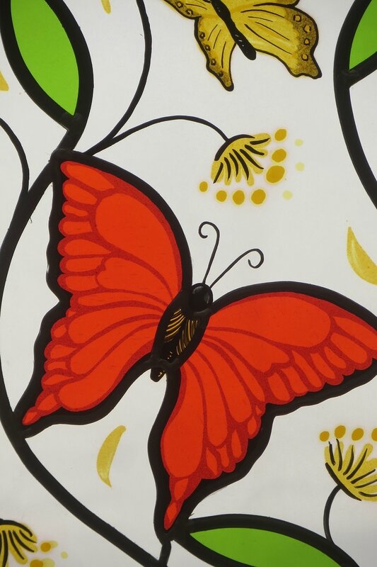 détail : vitrail aux papillons