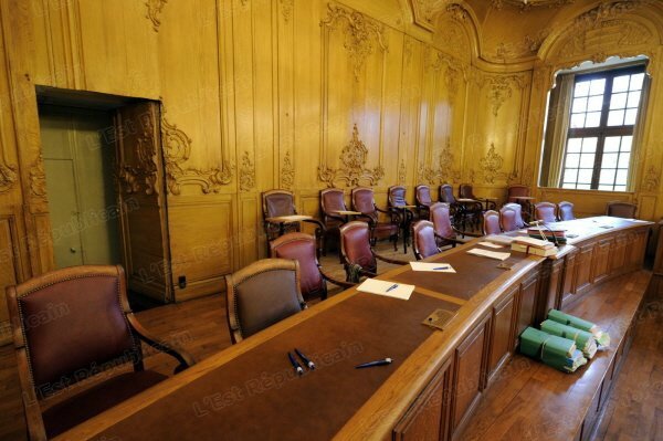 salle-de-tribunal-photo-archives-er-illustration