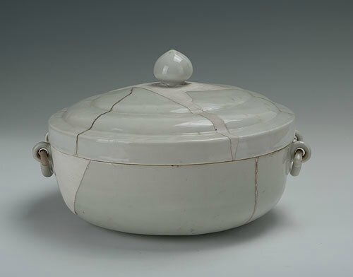 Sweet-white covered container with double earrings, Yongle period (1403-1424)