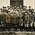 08 Caen, Quartier Claude Decaen, groupe 1935, 43e RAD, officiers sur le perron du poste de commandement