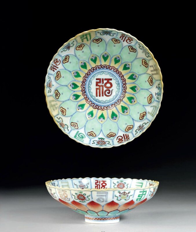 Coupe 'Lotus' en porcelaine doucai, Chine, Dynastie Qing, Marque à six caractères en bleu sous couverte dans un double cercle et époque Yongzheng (1723-1735)