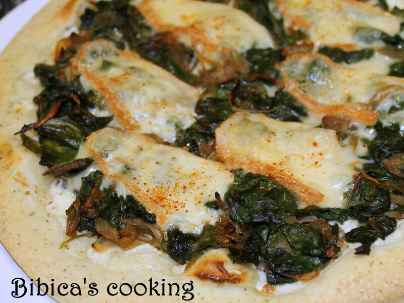 Pizza blanche aux bettes et au Maroilles gros plan