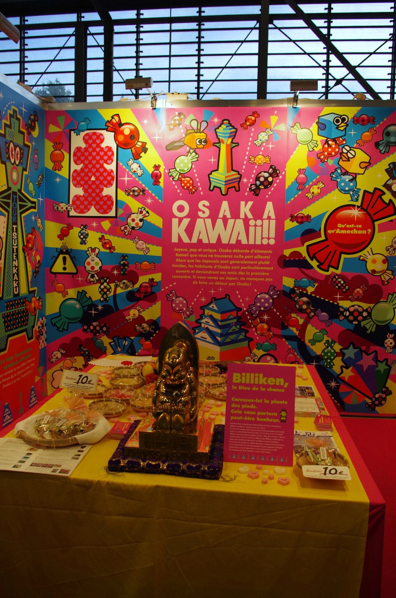 Les couleurs flashy du stand Osaka dans Kawaii Area