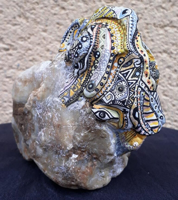 ©Hervé THAREL-SCHMIM'STONE IX 2019 - Acrylique sur Plastiroc posé sur pierre ±9,5x8,5cm