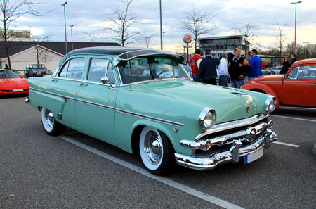 Ford_sedan_customline_1954__Rencard_du_Burger_King__01
