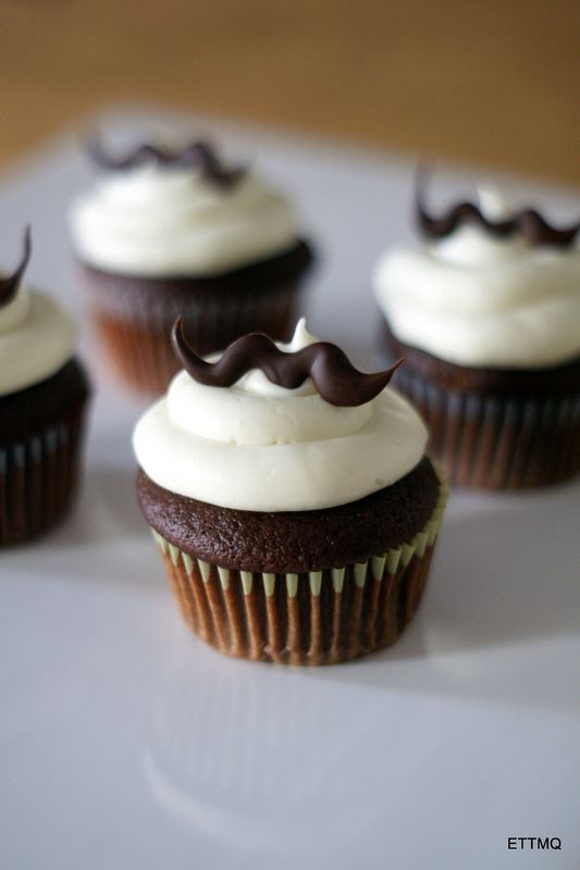 Movember cupcakes Biere, whisky et belles bacchantes Et