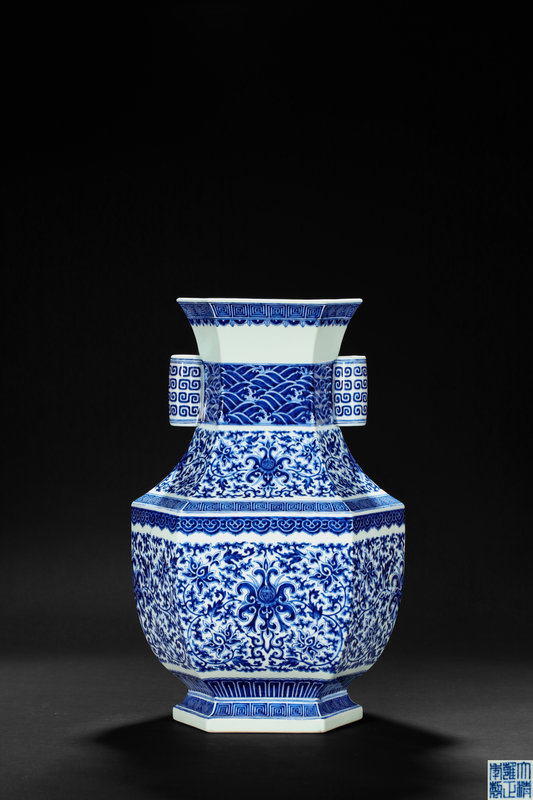 清雍正 青花纏枝番蓮托壽字六方貫耳瓶_A VERY RARE BLUE AND WHITE FLORAL HEXAGONAL VASE, HU, MARK AND PERIOD OF YONGZHENG
