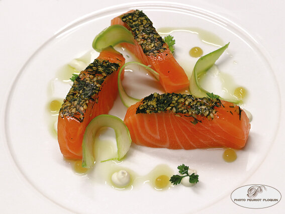 Gravlax_de_SAUMON_citron_et_aneth_creme_adidulee_et_copeaux_d_asperges_par_Fabien_Fage_The_Marcel