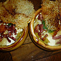 Oeufs cocotte en nid de pois casses, lardons et leur tuile de comte