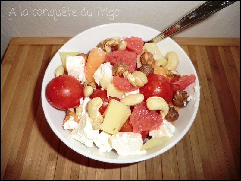 Salade composée exotique au melon, pomelo et fromage A la conquête du