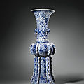 Rare vase archaïsant en porcelaine bleu blanc, chine, dynastie ming, marque et époque wanli (1573-1619)