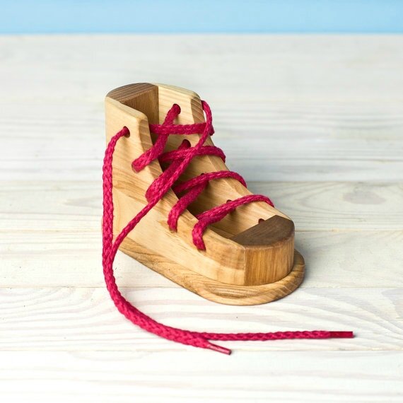 chaussure à lacer en bois