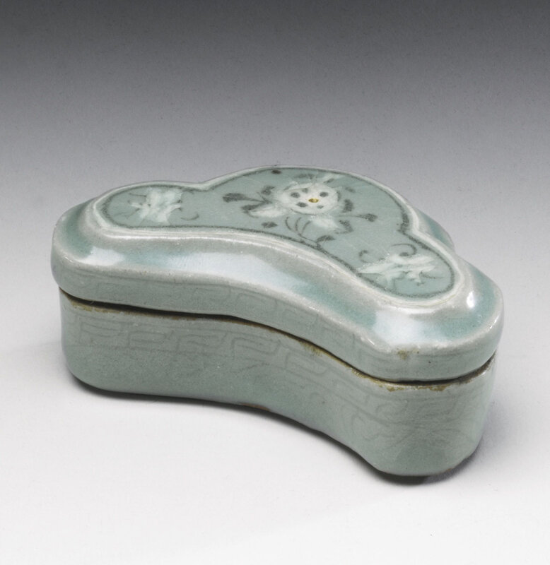 A Korean slip-inlaid celadon stoneware trefoil box and cover, Goryeo dynasty, 13th century