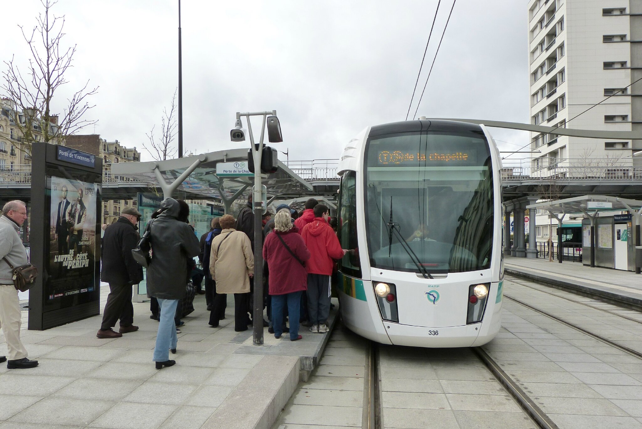 Résultat de recherche d'images pour "tram paris bondé"