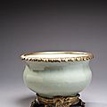 Vase à col légèrement évasé, en céladon gaufré vert de la chine, xviiie siècle. époque louis xv