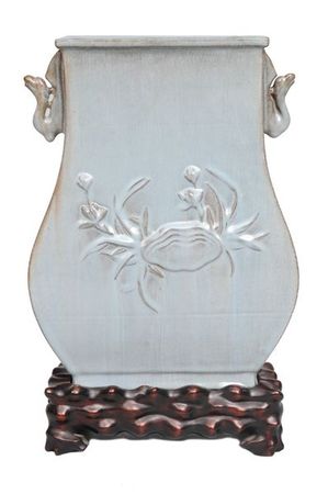 _vase_in_hu_shape_with_relief_decoration_1333119441684390