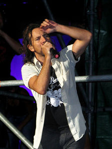 450px_eddie_vedder_and_pearl_jam_in_concert_in_italy_2006