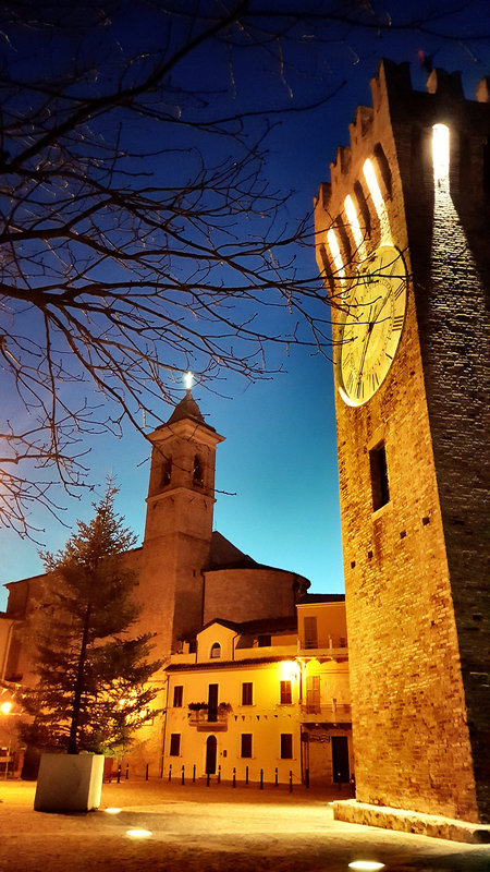 La piazza Giuseppe Sacconi è situata nel vecchio incasato (paese alto) di San Benedetto del Tronto (© Luigi936, 11 janvier 2019)
