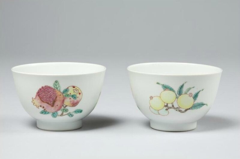 A pair of famille-rose cups, Yongzheng mark and period Museum für Ostasiatische Kunst, Köln
