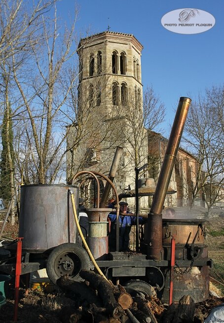 MIRABEL_le_distillateur_ambulant_Marc_Penche_devant_la_Chapelle_de_Notre_Dame_des_Miseres